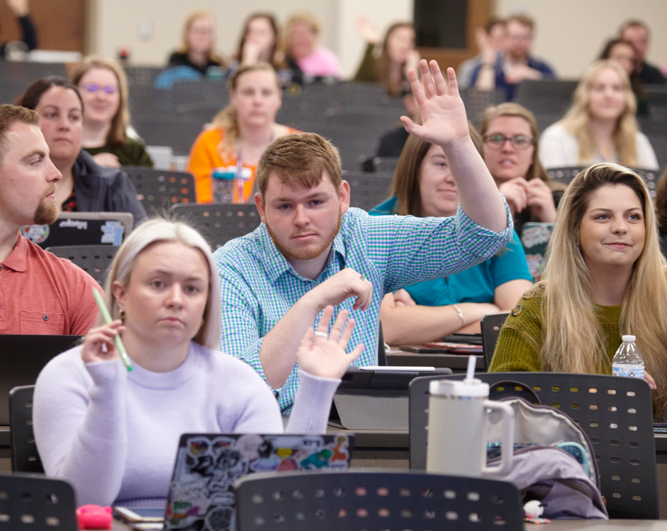 教室里的学生举手.